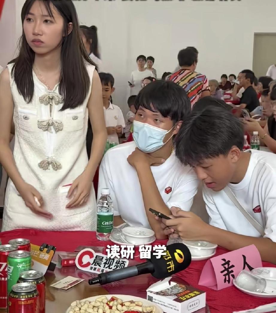 叶锐聪连一张银行卡都没有

大喇叭说，虽然叶锐聪已经19岁，虽然他已经是大学生，