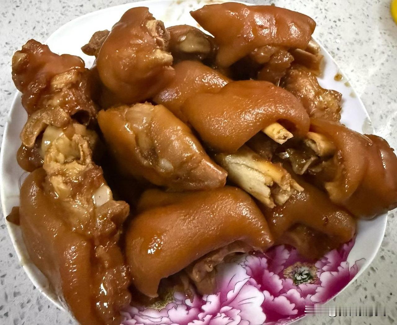 香喷喷的西安艳阳天西府饭、大海子陕菜与凤翔东坡家宴红烧猪蹄红烧酱卤猪蹄 香辣的猪