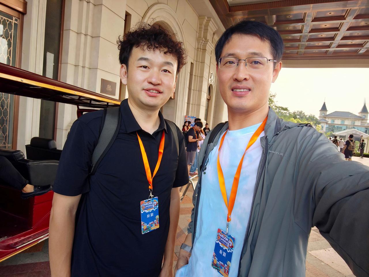 前几天在天津和汽车大V张抗抗 合影。
刚开始接触新能源汽车时，好几位汽车博主都和