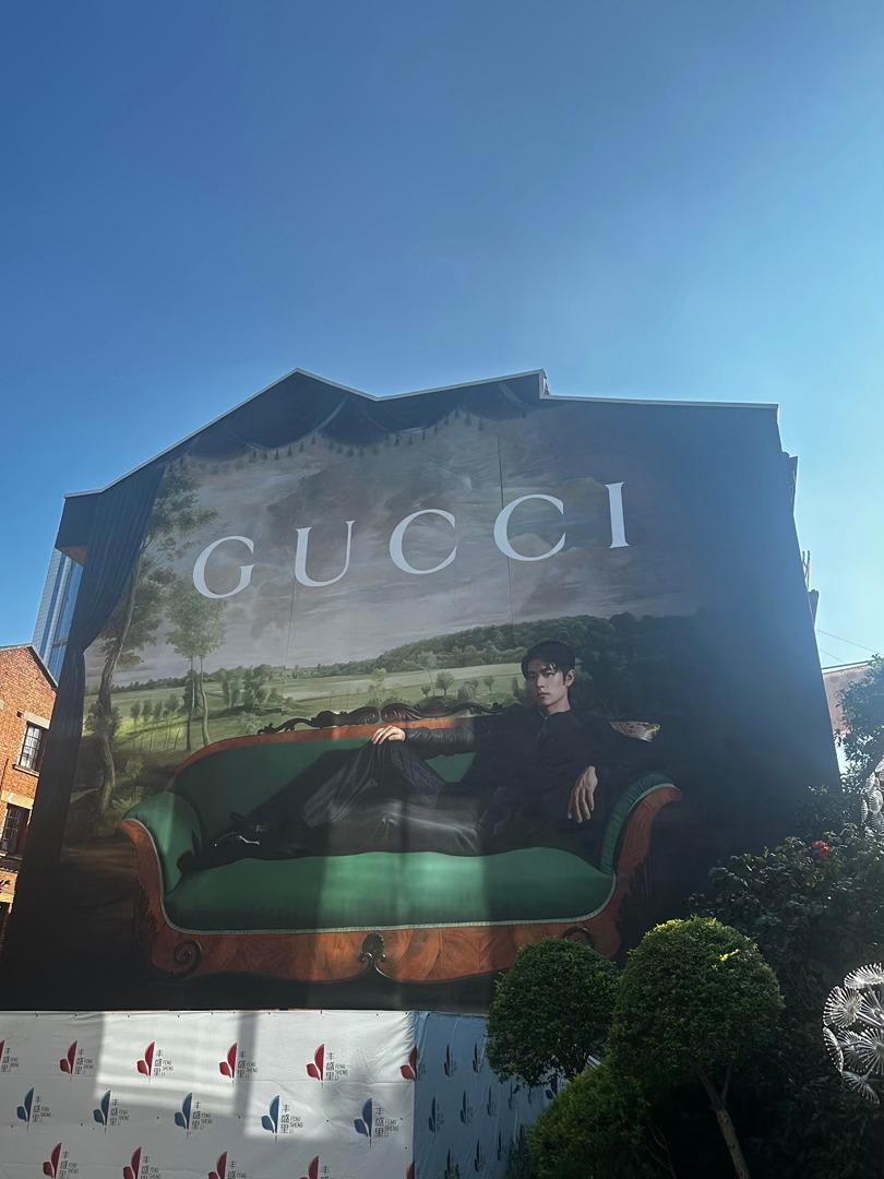 肖战Gucci世界名画3.0手绘墙正式竣工🎉！整面巨墙贵气感直接拉满，又大又醒