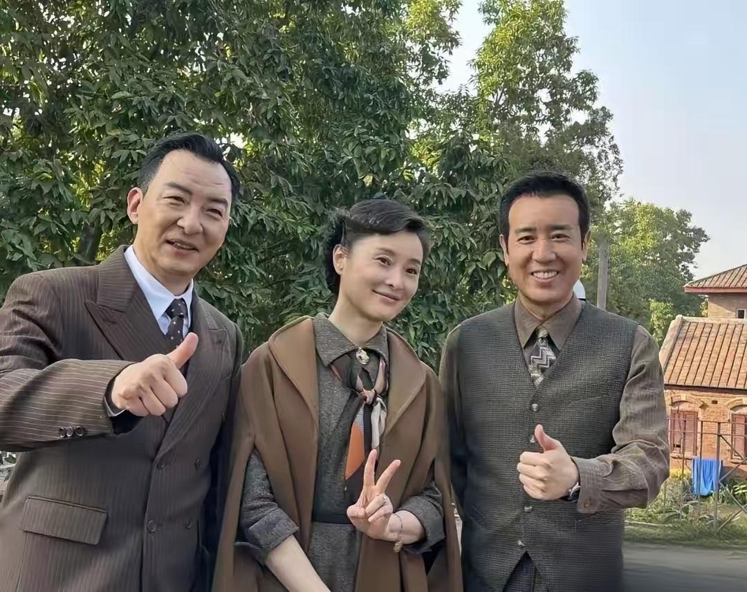 吴越惊呆 
剧组巧遇大学师兄 
背景故事引热议！
谁能想到，在热播剧《沉默的荣耀