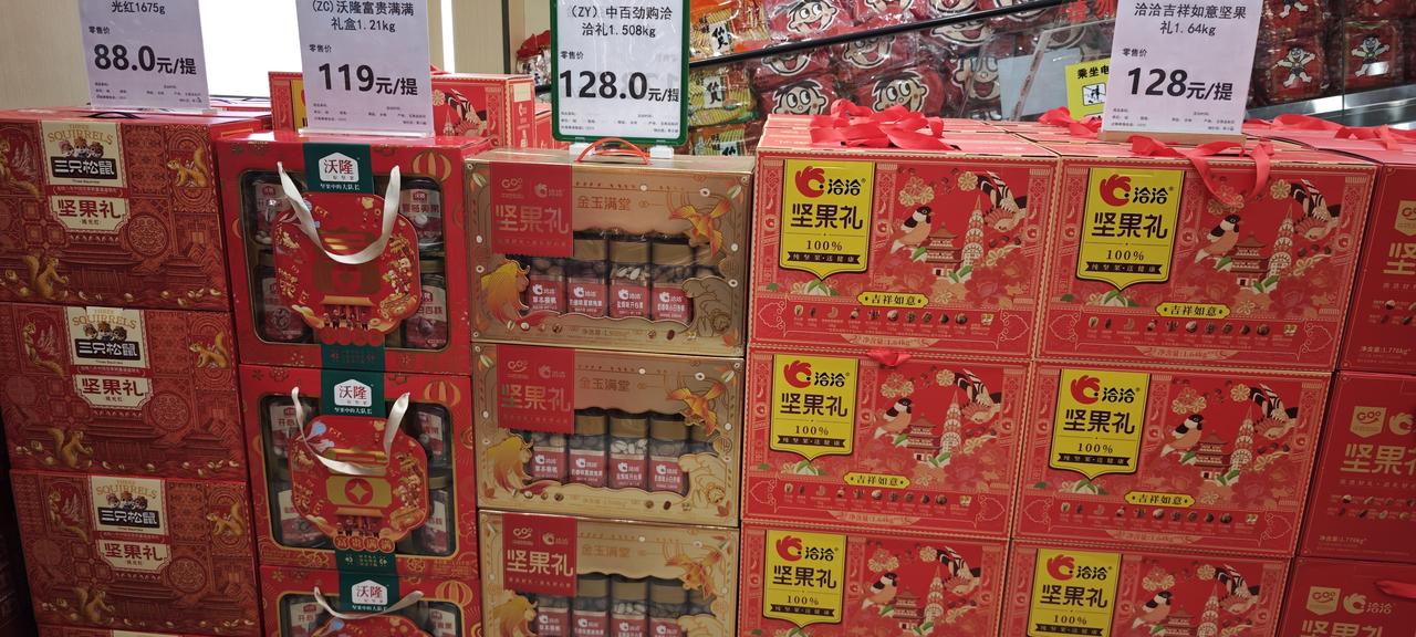 新春将至，零食礼盒赛道，竞争异常激烈。

不仅有传统零食巨头三只松鼠，良品铺子，