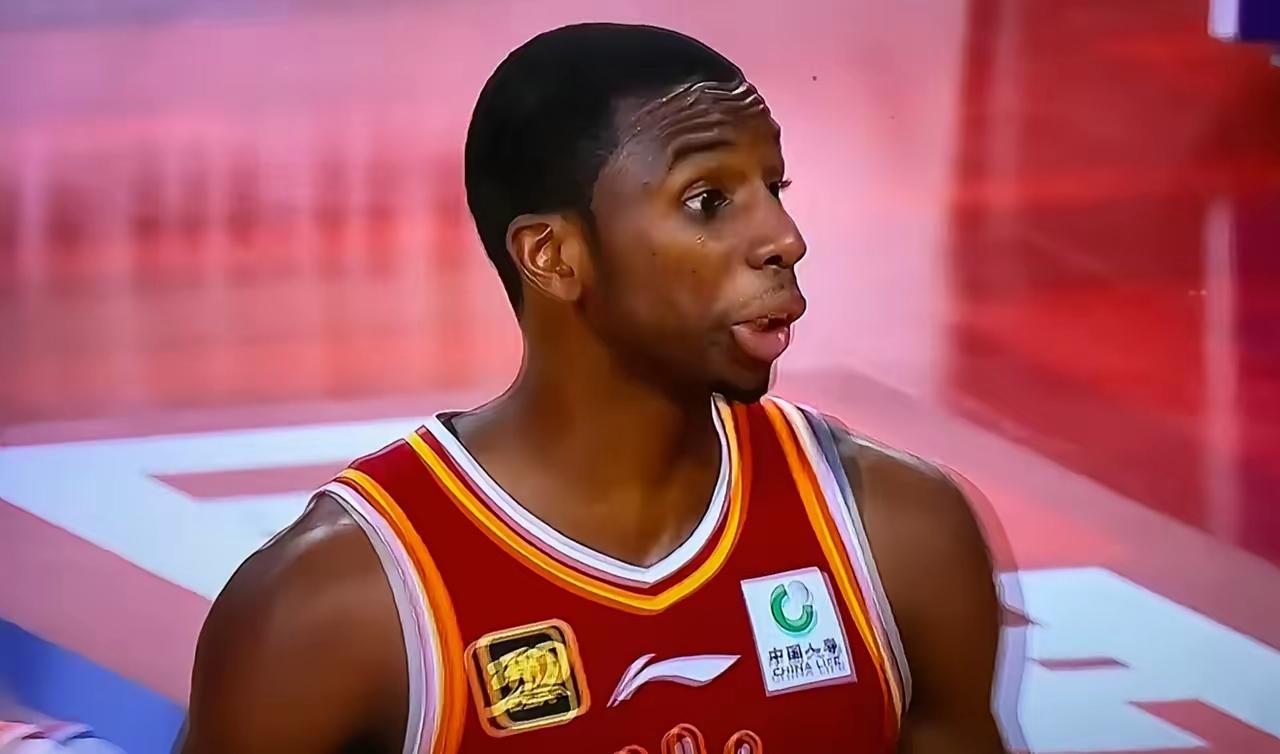 今晚继续跟着这两个人看比赛。
广东宏远对四川强弱悬殊太大、没什么观赏性，就如昨晚