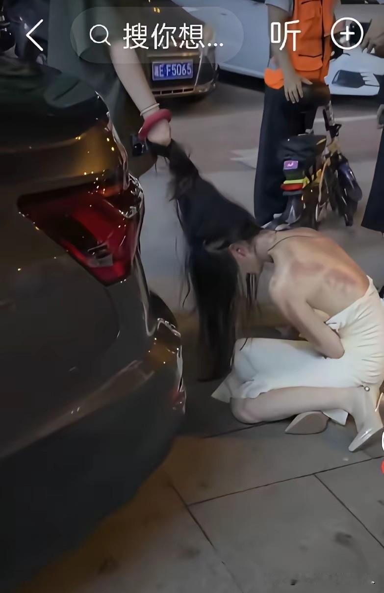 难怪这个男人会出轨，看看这个小三和原配在一起，高下立判。

这原配也太狠了，小三