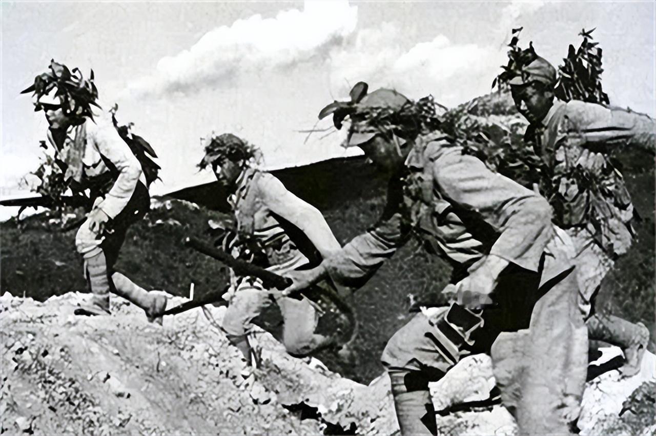 1943年，孙富带领游击队迎面撞见12名伪军，他大喊一声说：“都不要动，把鞋子脱