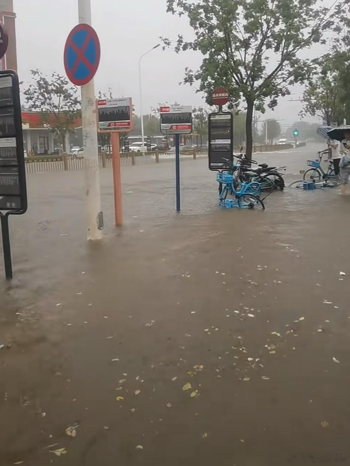 北京还是被淹了虽然不严重 这么大雨要是其他城市 早就淹很高了吧北京还有暴雨
