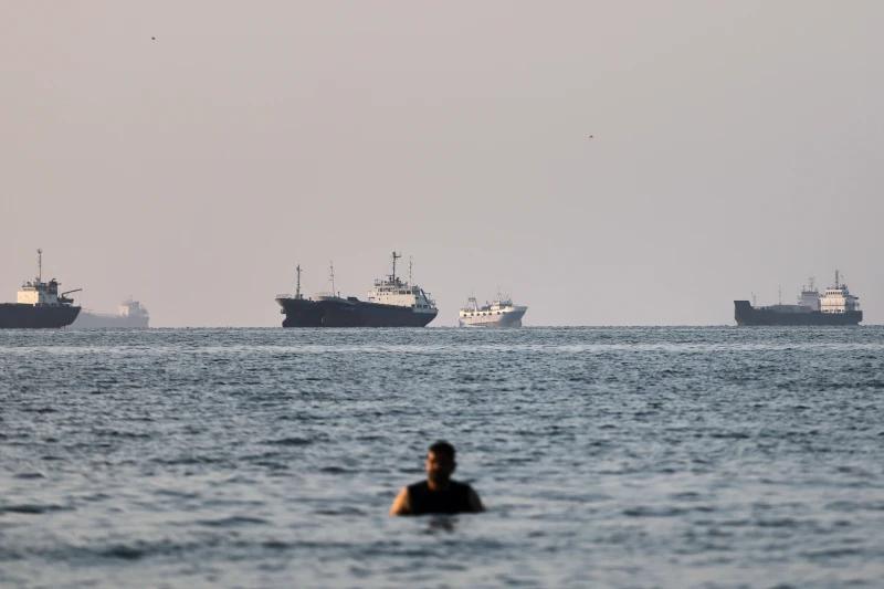 美国军方6月15日发布商船通告称，针对伊朗港口的海上封锁将持续至周五停火协议正式