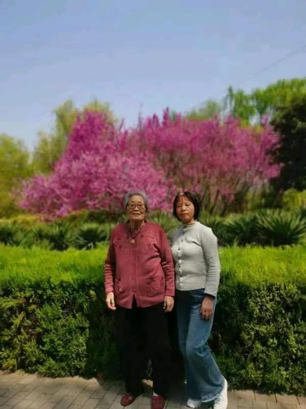 这张照片是春暖花开的四月份，88岁的母亲和60岁的我在洛阳植物园拍的。
    