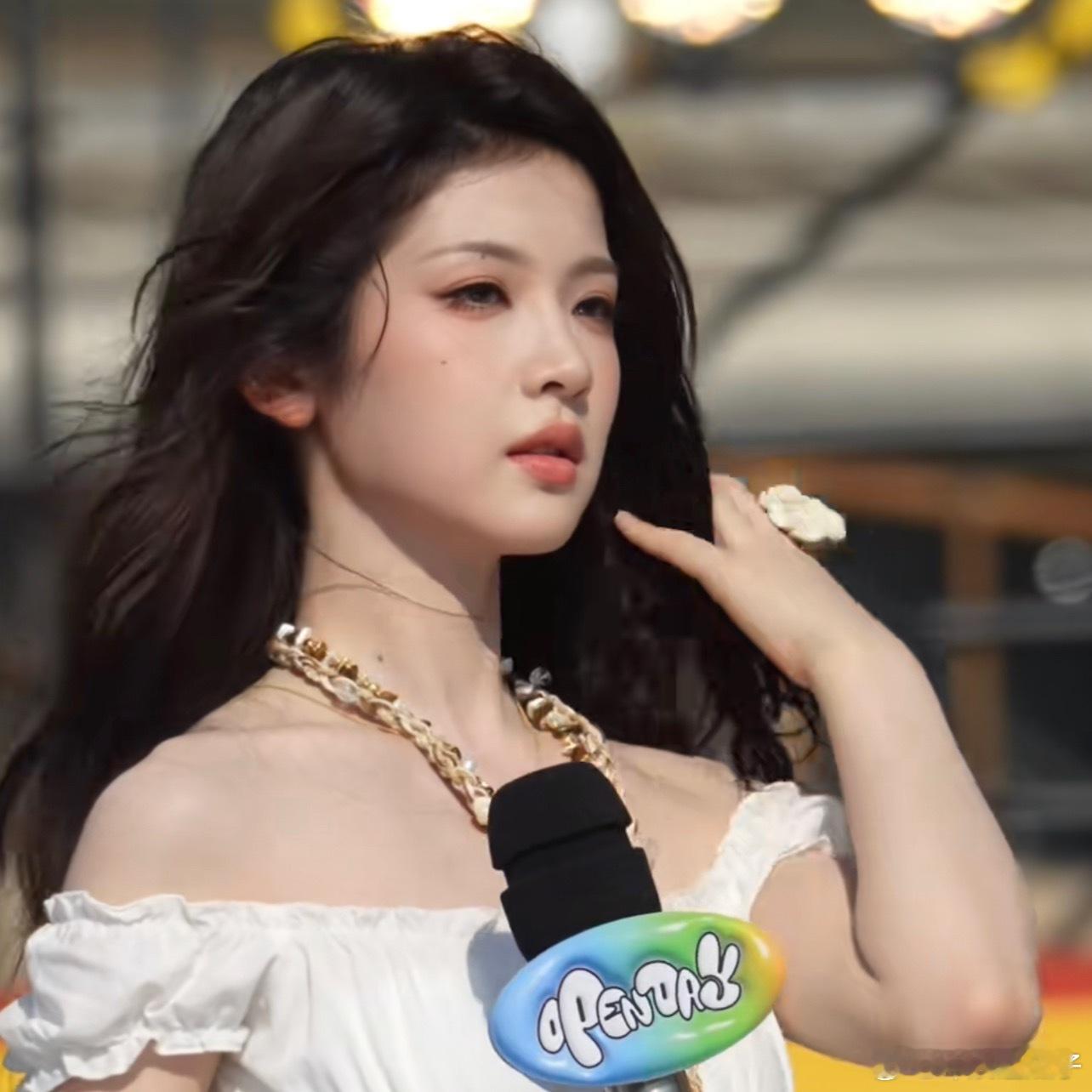 张淼怡青岛音乐节造型能进娱乐圈的女生就没有普女，真希望网上别再列举普女名单了 ​
