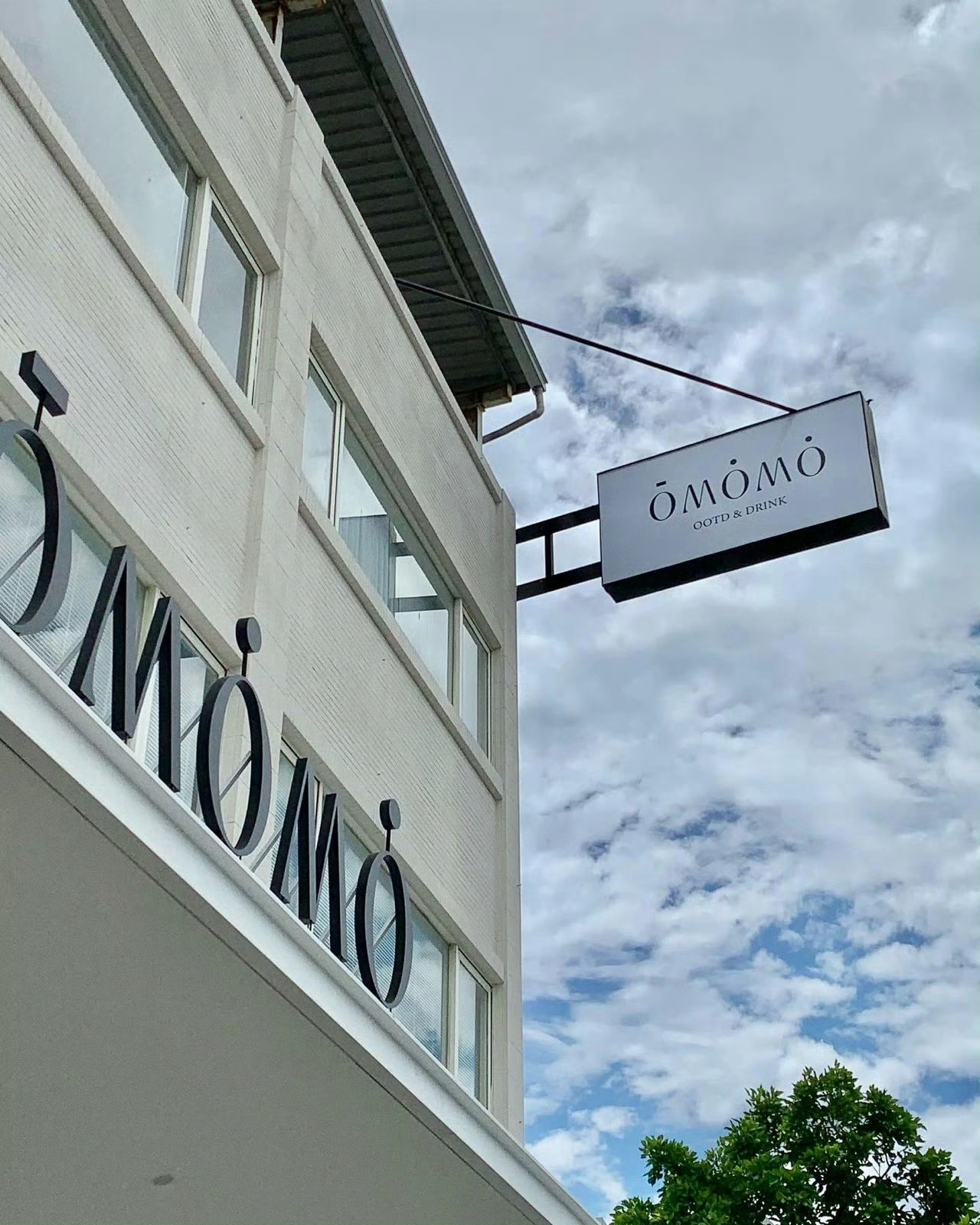 路边的咖啡馆总是会吸引我的目光，要进去品尝感受一下～ #美好生活# ​ ​​​