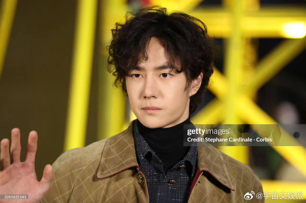 王一博G社特写生图王一博香奈儿大秀内场状态王一博香奈儿大秀G社生图，羊毛卷发型慵