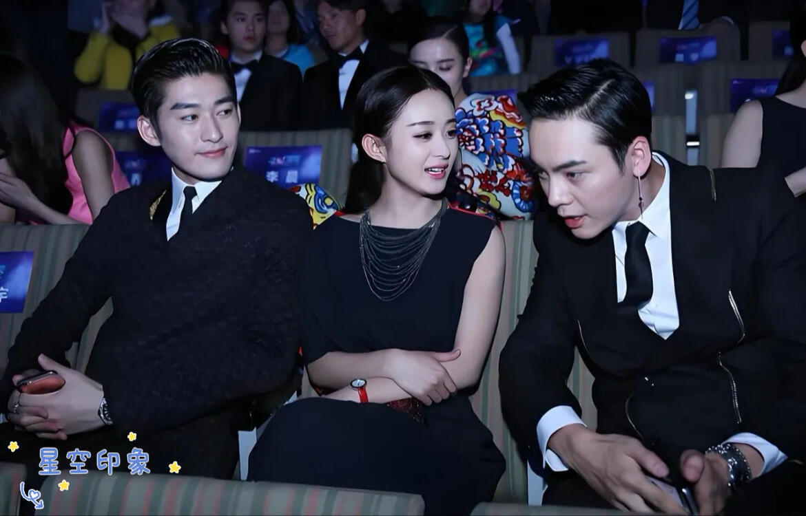 2017年，演员张翰、赵丽颖、陈伟霆出席品牌活动时，相邻而坐时的合影，三人均以黑