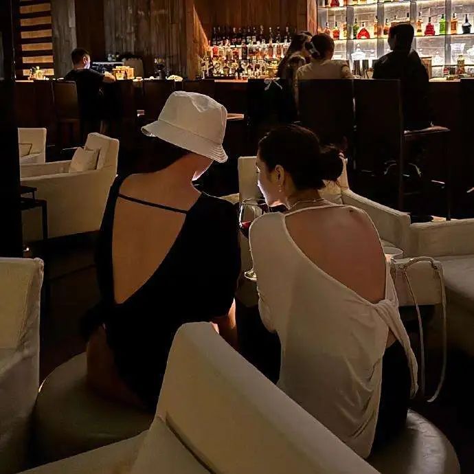 任何人的话都不会让我审视自己，我自己才是我自己的真理，其余都是狗屁。 ​​​