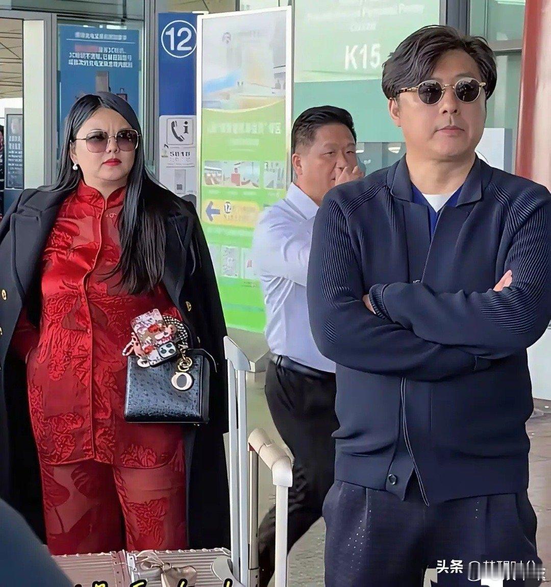 姐就是女王，自信放光芒。原来台柱子，现在承重墙。李湘和王岳伦现身机场，虽然她体重