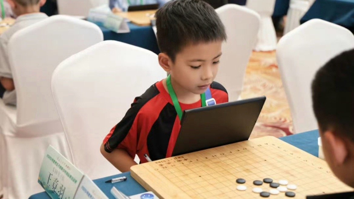 临海少年棋手备战世界赛事临海哲商现代实验小学五子棋小将赛场出彩。在全国五子棋选拔