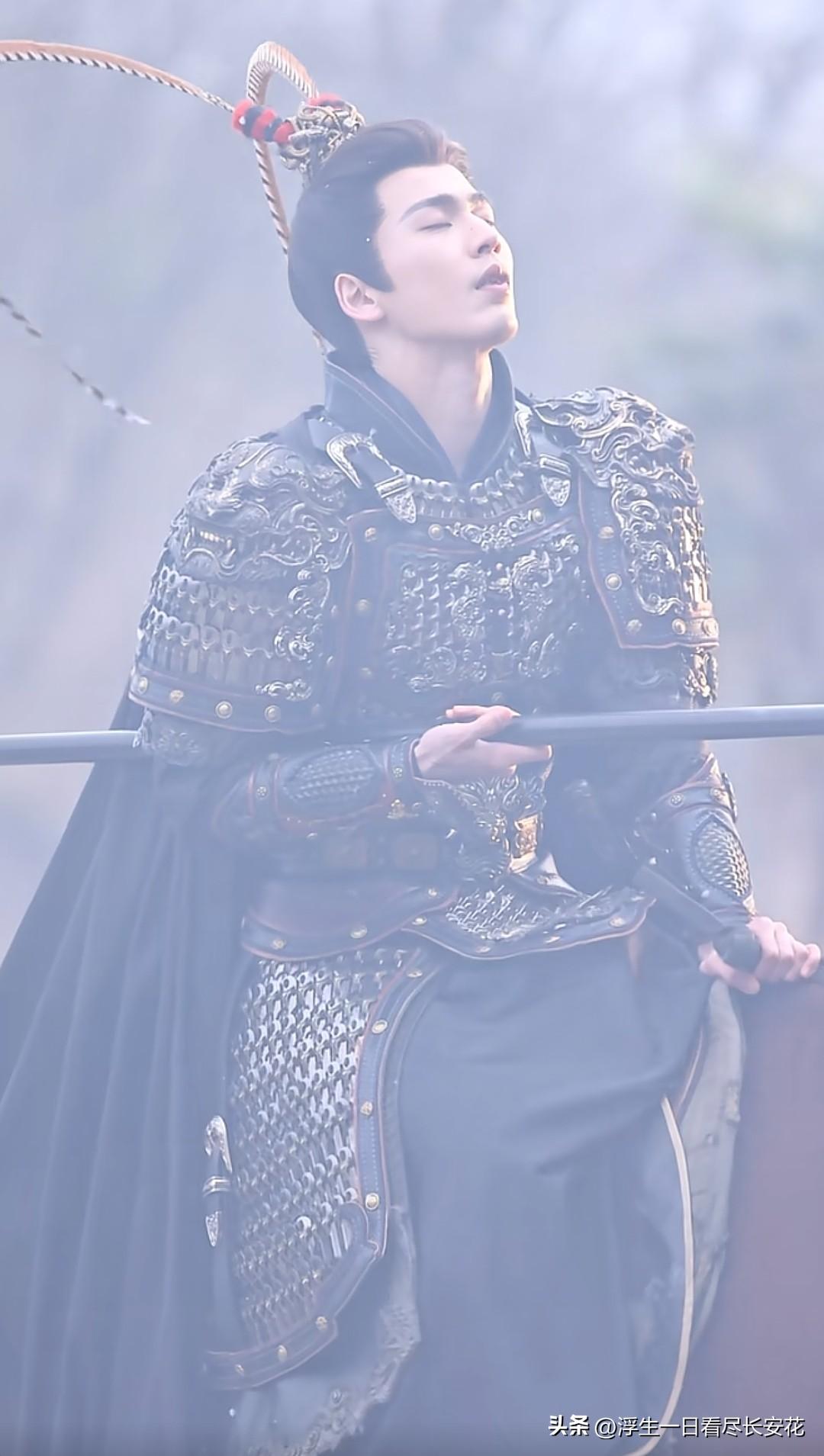 打仗要懂得隐蔽自己，他倒好，头上那两个跟孙悟空一样的东西，不是完完全全的给敌军指