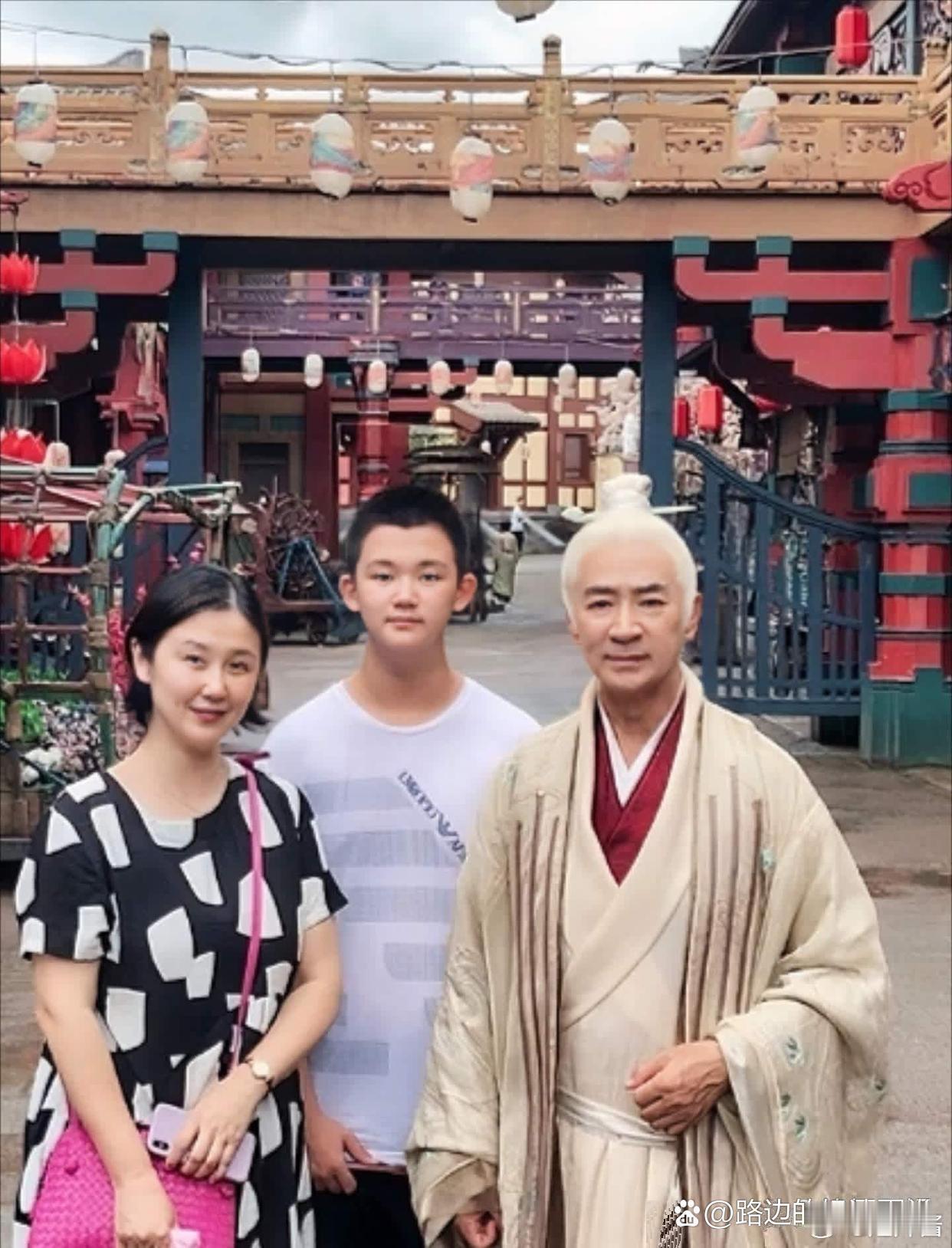 寇振海70岁，妻子李婷小21岁，儿子寇家宝16岁，一家三口幸福美满 