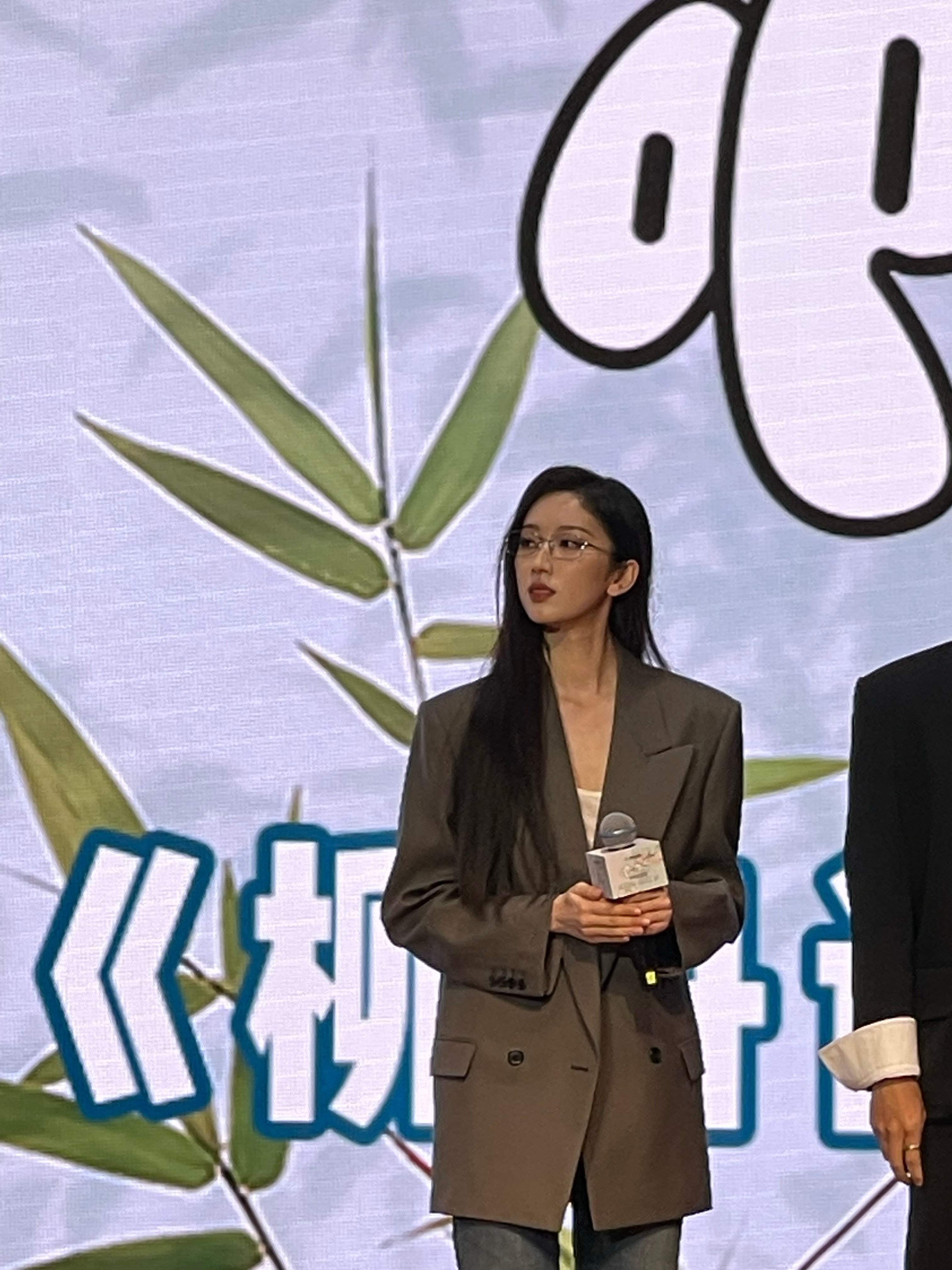 是带了眼镜的知性刘令姿！老婆好飒[送花花]#刘令姿柳舟记# ​​​