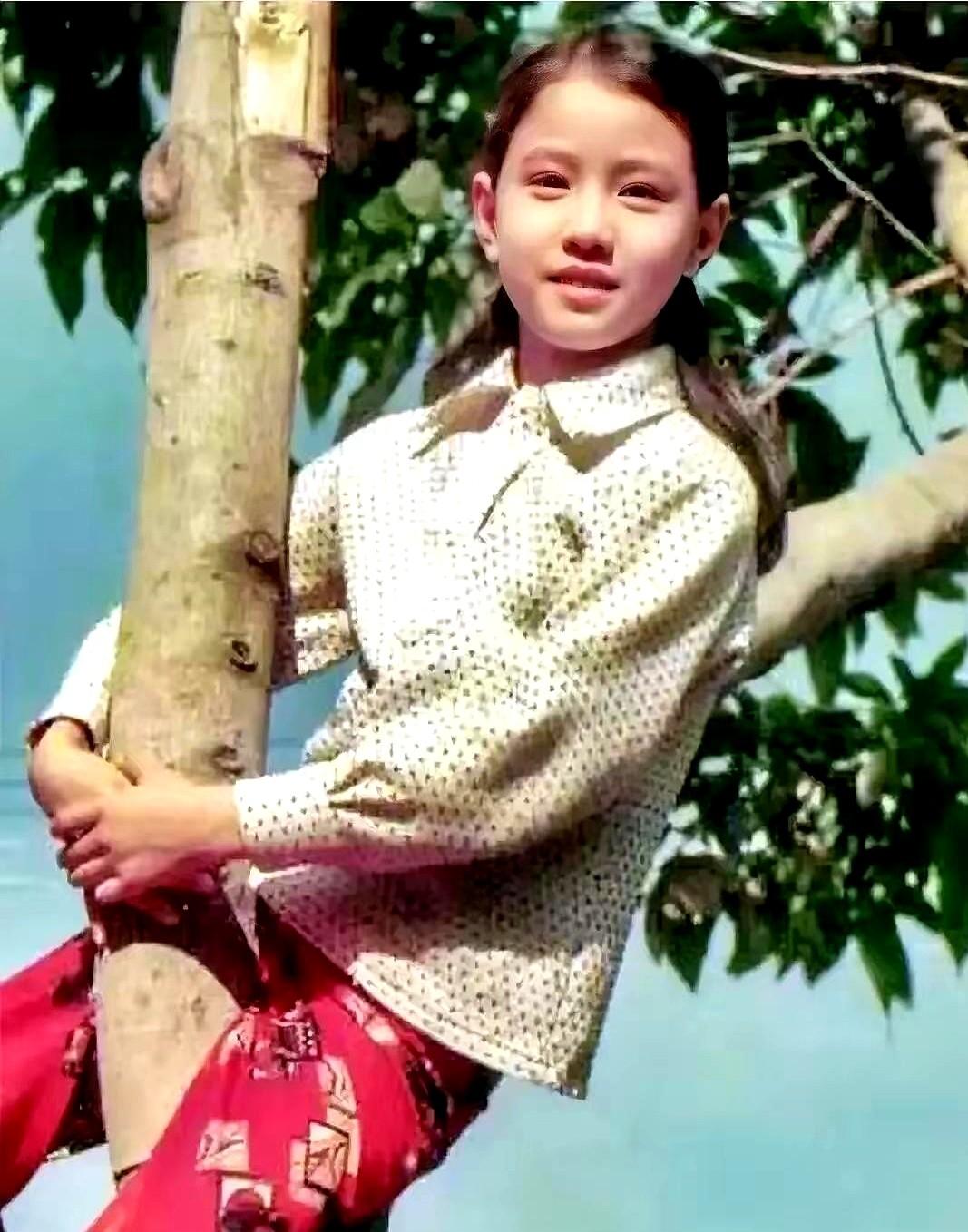 有些女明星，真是老天爷追着喂饭吃！

翻到一张老照片，小姑娘扎着个高高的马尾辫，