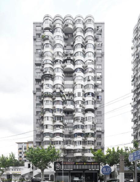 上世纪九十年代末至二十世纪初交付的第一批商品房，正在集中进入二十年以上的房屋衰老
