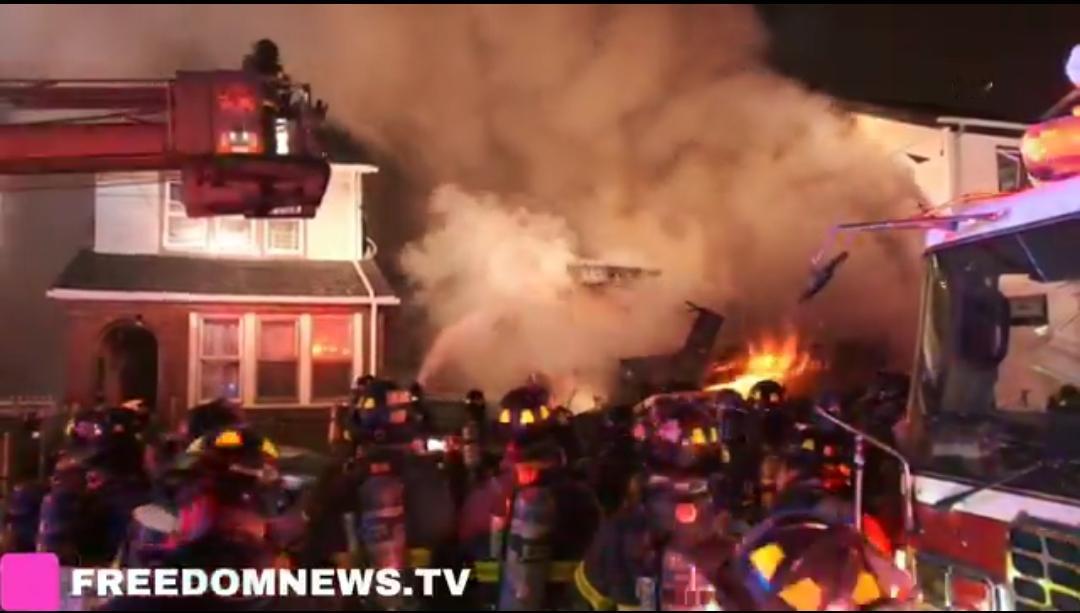 快讯｜纽约皇后区住宅燃气爆炸 8名警员被气浪掀翻仍冲入火场救人
当地时间29日凌