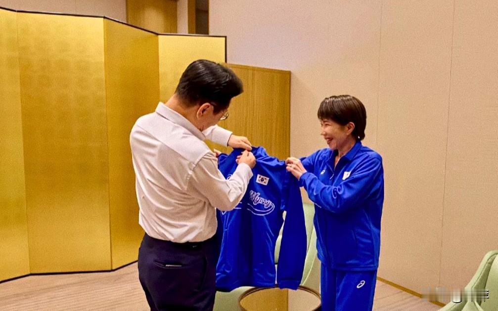 2026年1月13日，韩国总统李在明访日期间，与日本首相高市早苗在会谈后上演“打