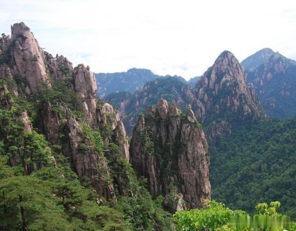 【黄山】黄山尤其以奇松、怪石、云海、温泉“四绝”著称，是大自然造化中的奇迹，有“