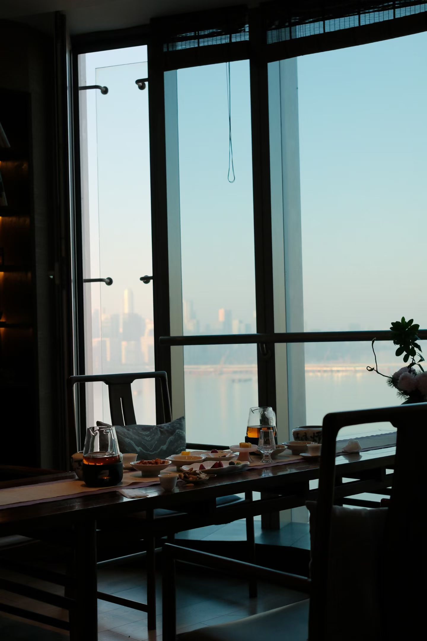 品茶赏器交友  喝一杯茶，听一首好歌，读一本闲书，即使生如蜉蝣，亦能绚烂如花。 