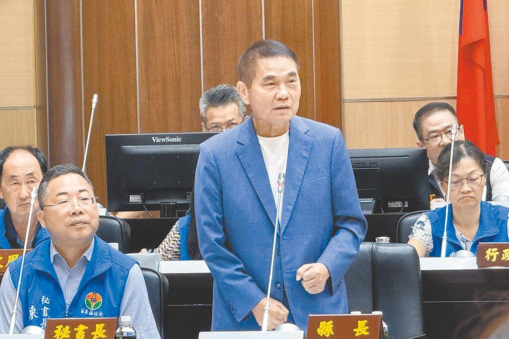 苗栗县长钟东锦在县务会议上，就新版《财划法》以及一般性补助款分配方式所引发的不确