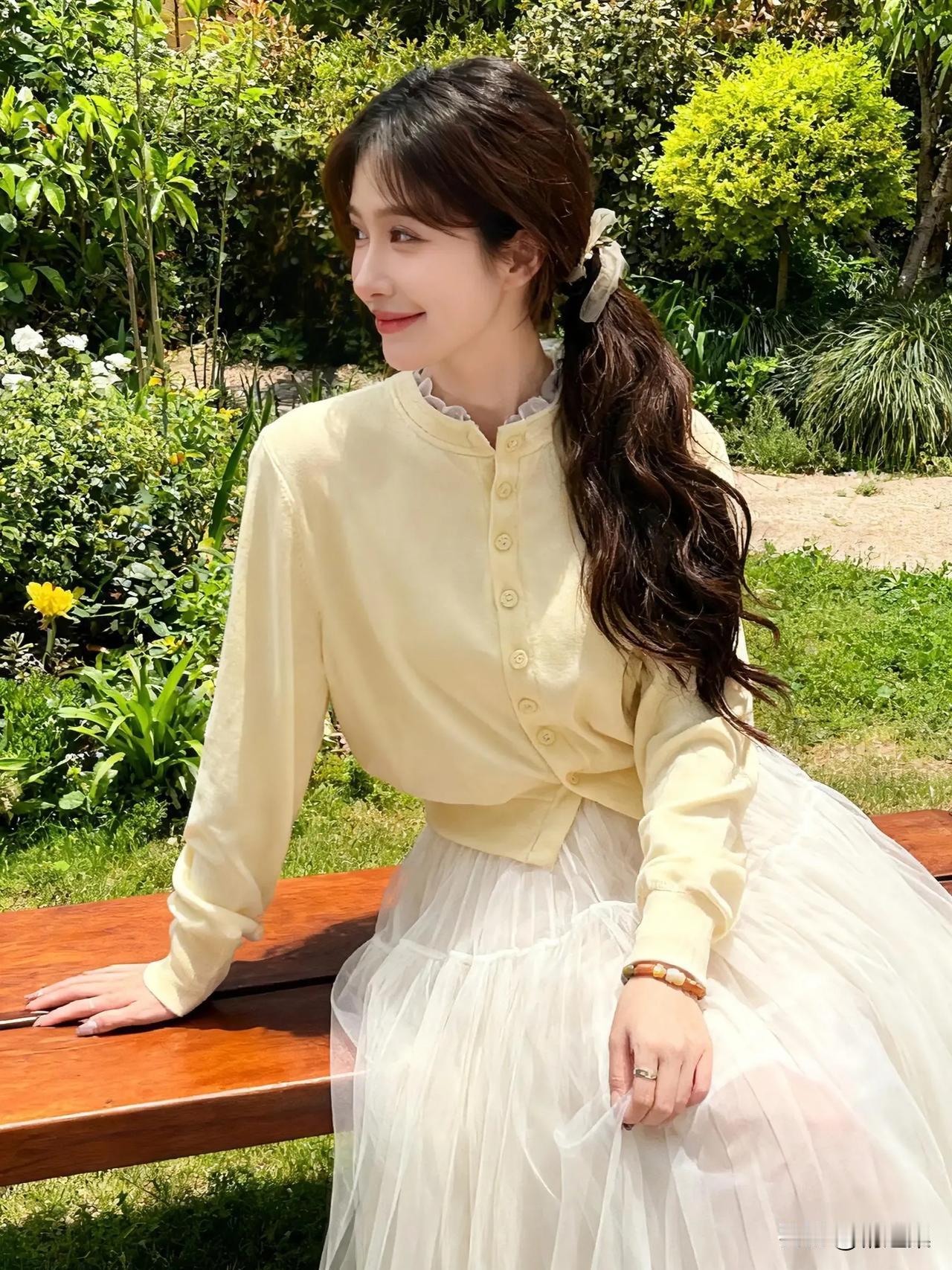 阳光下的少女，浅黄色上衣与白色纱裙，清新自然，宛如童话中的公主。