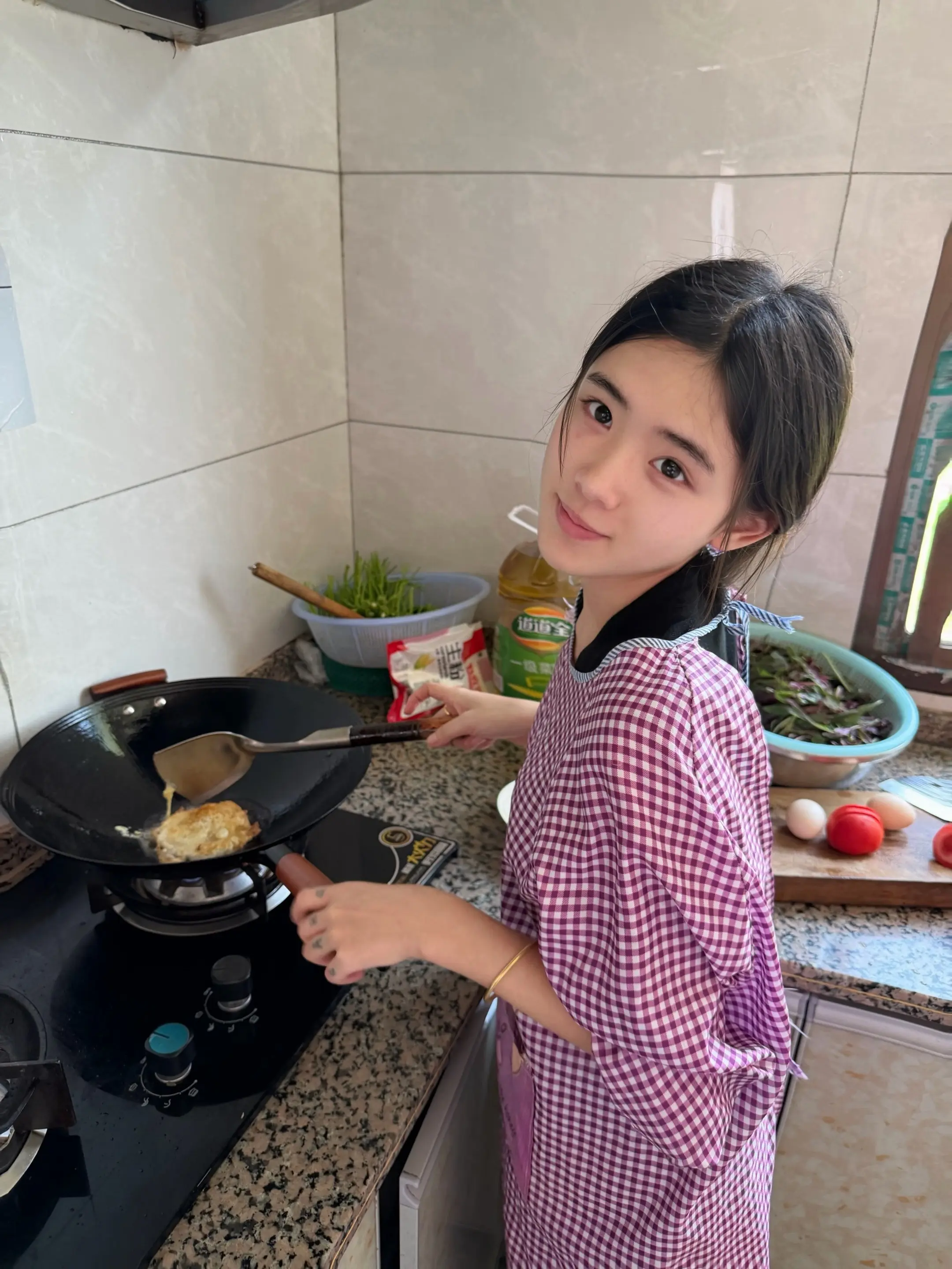 如果你累了 厌倦了外面勾心斗角的生活 那就留在我身边 我给你做饭吃