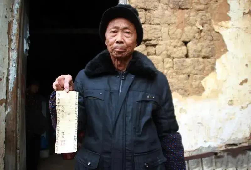 “这是当年红军欠我家400大洋的借条，现在能还回来吗？”2015年，一个农民样子