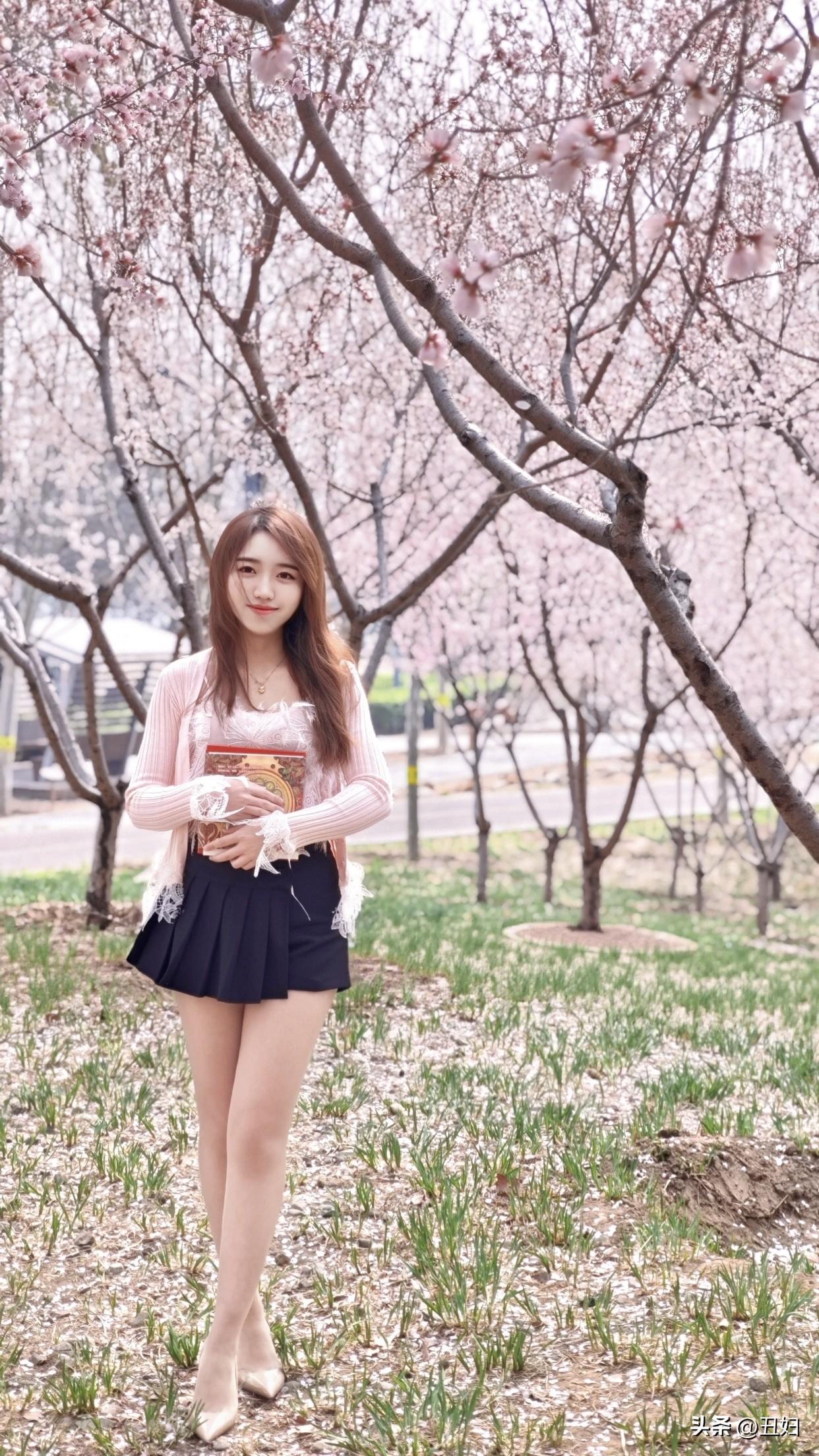 漂亮女孩爱高跟鞋，理由可太多了。高跟鞋能瞬间拉高身高，让小个子女生也有大长腿既视