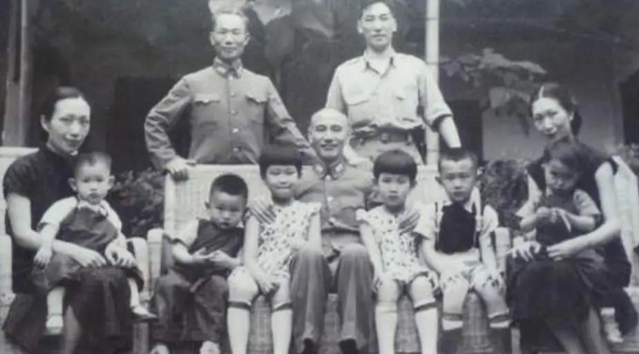 1925年，陈诚正准备休息，但妻子用手刚碰到自己身体，便被他一把推倒在地。吴舜莲