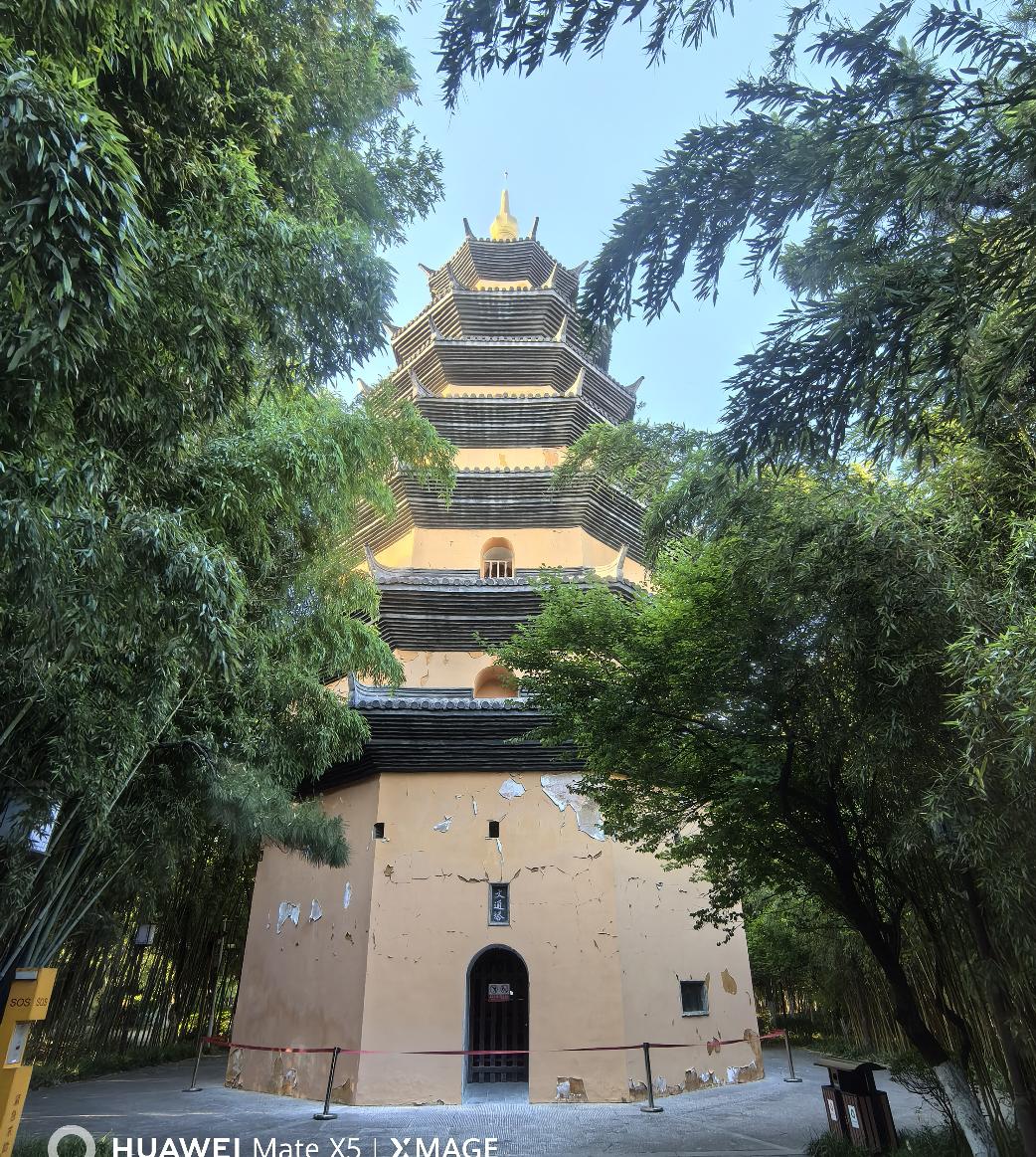 来到淮安，多数游客都会直奔河下古镇，却常常错过城区里两处底蕴深厚的地标。勺湖公园