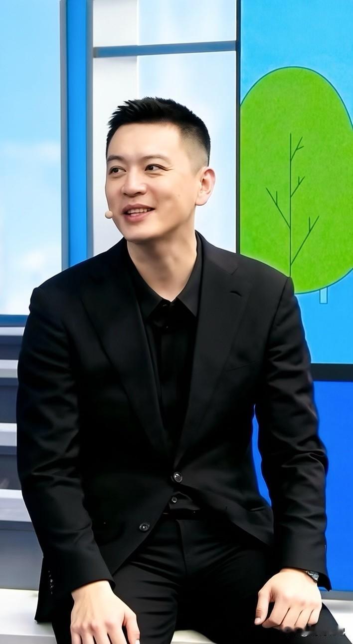 杨鸣：解说席上的语言艺术，永远藏着一个人的全部修为，他告诉我们，说话，是一件很考