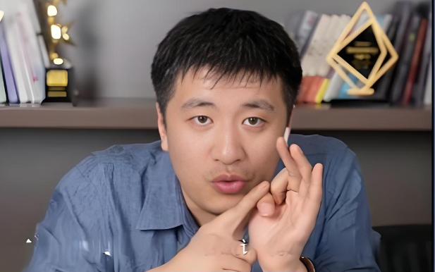 张雪峰在直播里半开玩笑地说：“我就想，我要是哪天走了，你们能不能给我上个热搜？让