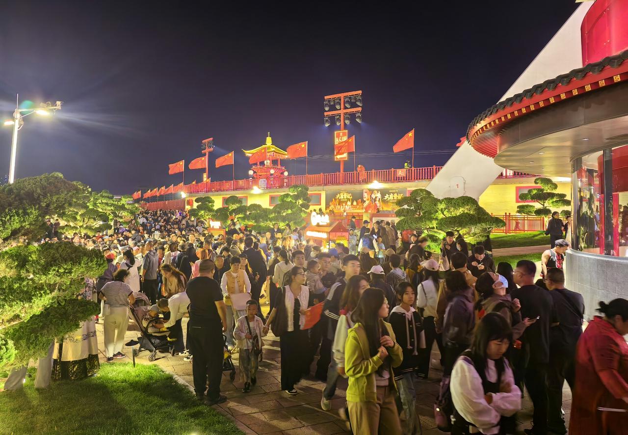 国庆假期，唐山河头老街游客火爆！
全国国庆假期的旅游潮风起云涌，高速公路的汽车见