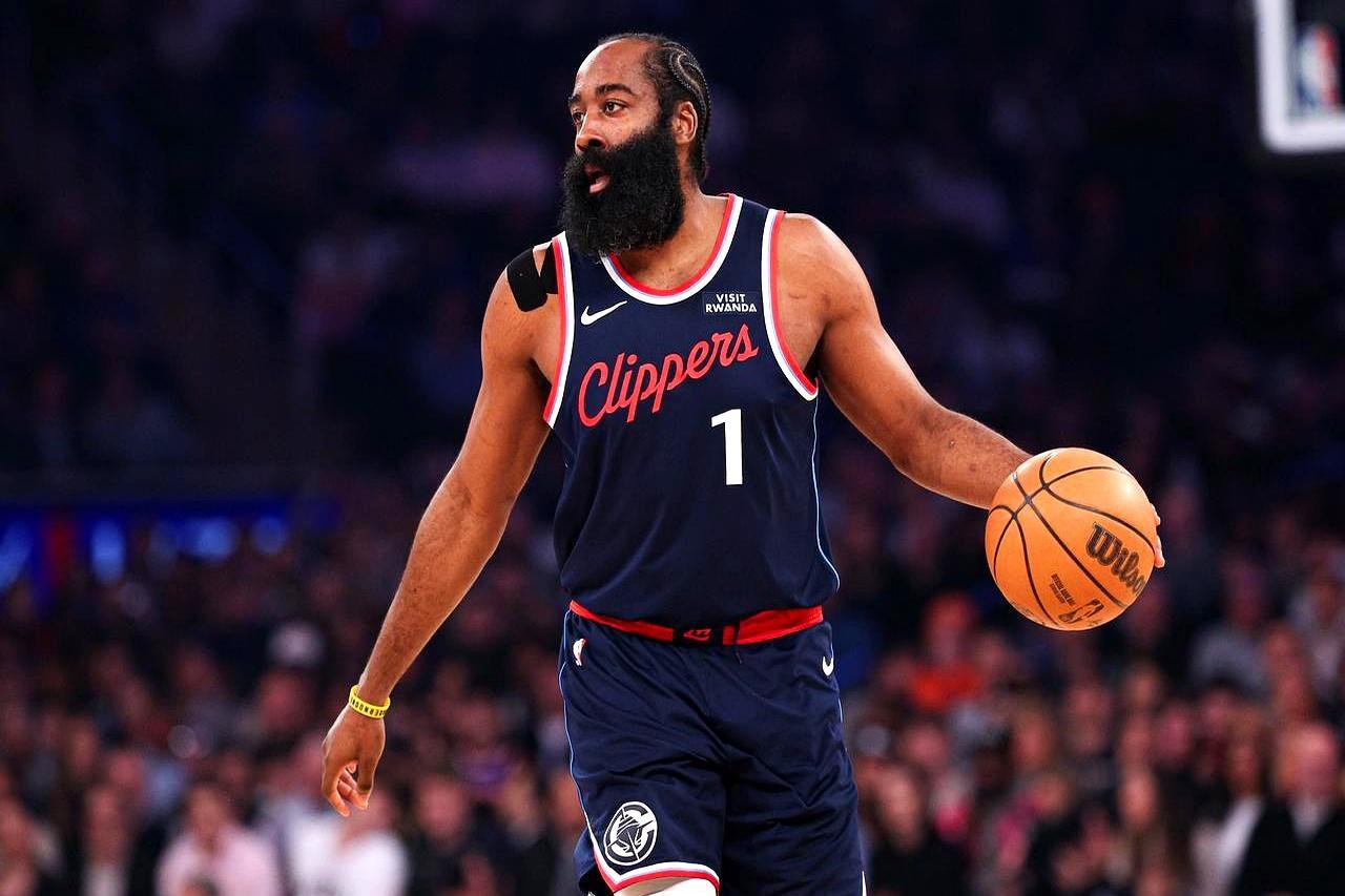 开局2胜13负，快船直接把自己埋到西部倒数第二，球迷骂声一片。
 
伤病、磨合、