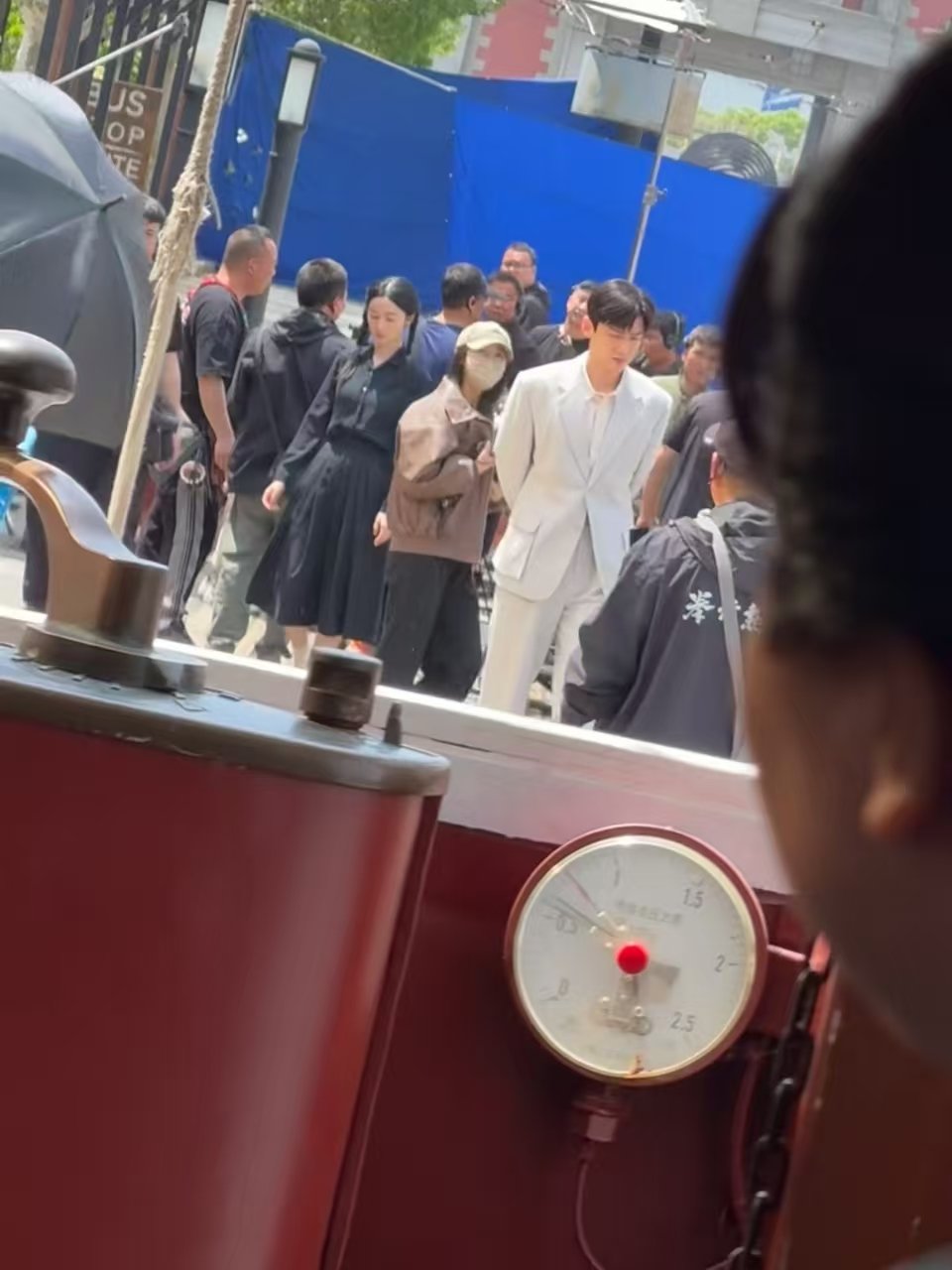 白敬亭郭晓婷同框路透 白敬亭郭晓婷《战争和人》同框路透，民国气质好浓！白敬亭郭晓