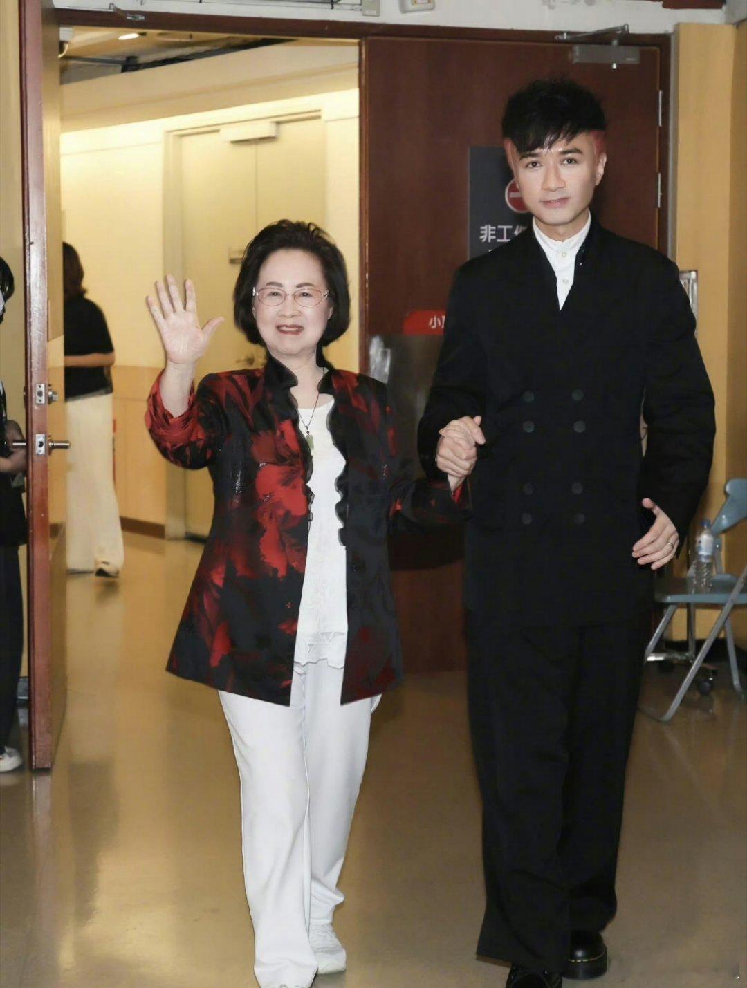 古巨基是参演琼瑶的《还珠3》《情深深雨濛濛》迅速在内地走红，可以说没有琼瑶就没有