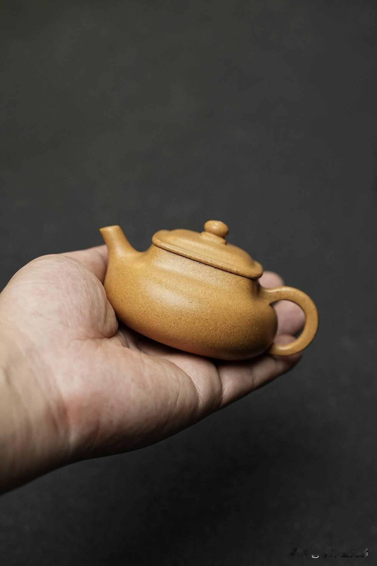 　　大凡器物经过长年久月之后，才会在表面上形成这样一层自然的光泽，即所谓“包浆”