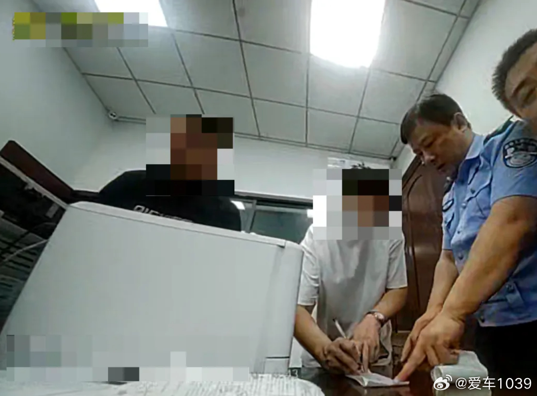 【爱车安全贴士 离谱！司机避开对向车辆远光灯后，竟突然发现5个人在车道上摆桌吃饭