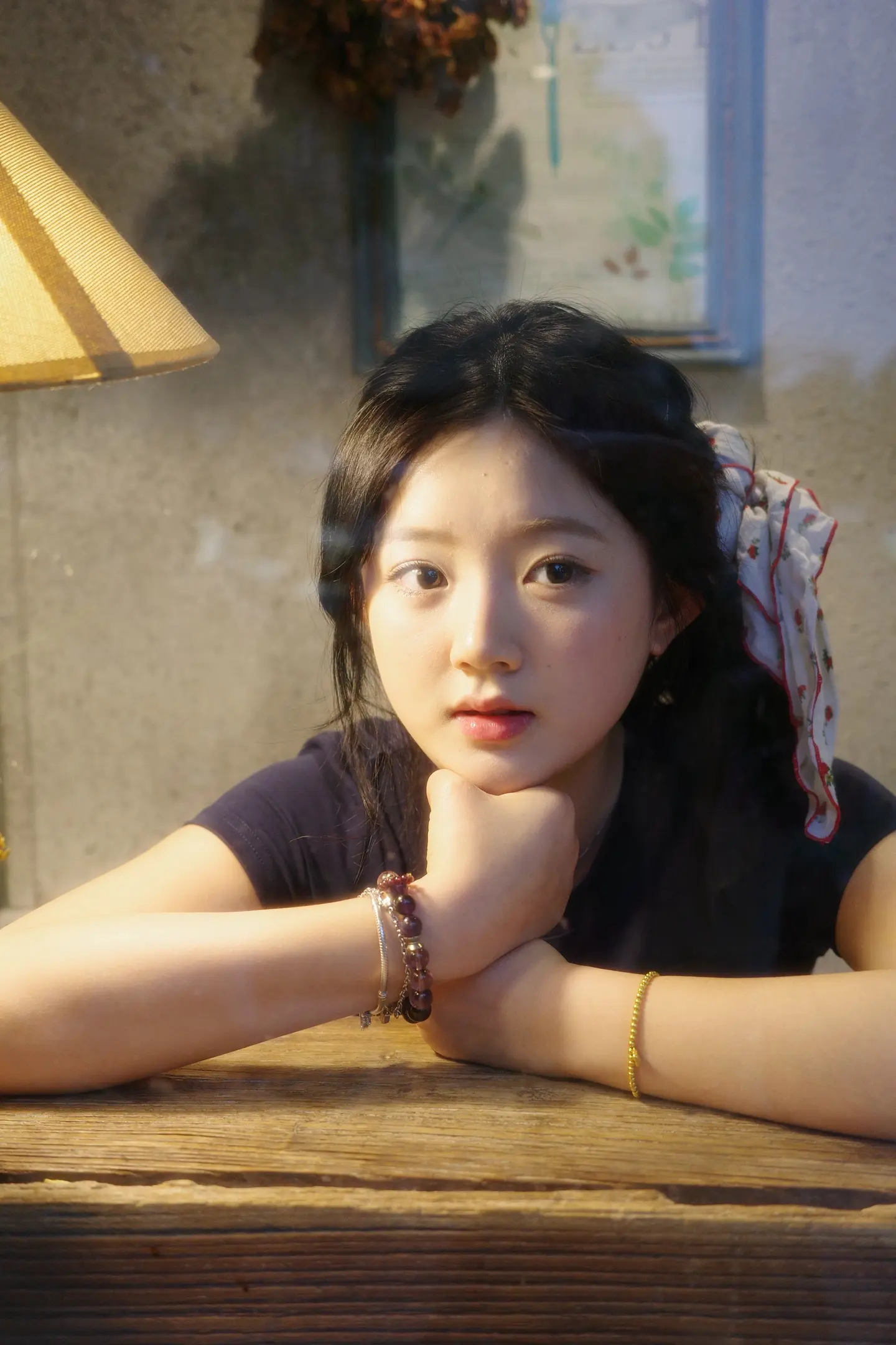 以前总执着于找一双能看到我心疼我的眼睛和一双在我下坠时拖住我的双手 跌...