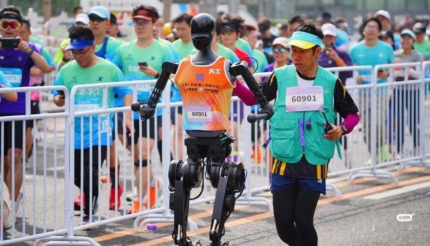 很多人纠结谁输谁赢，其实输赢没那么重要。机器人靠数据和算法，冠军靠经验和直觉，本