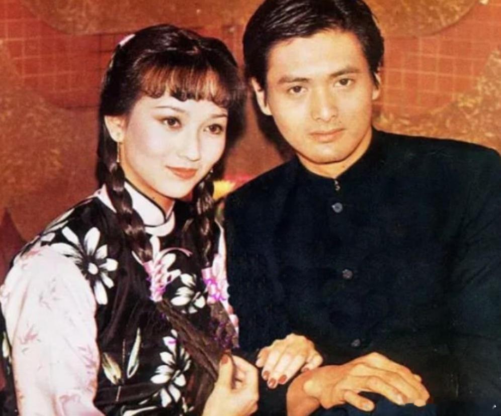 1975年，21岁的赵雅芝嫁给了31岁的香港名医黄汉伟，可婚后3年，赵雅芝便与有