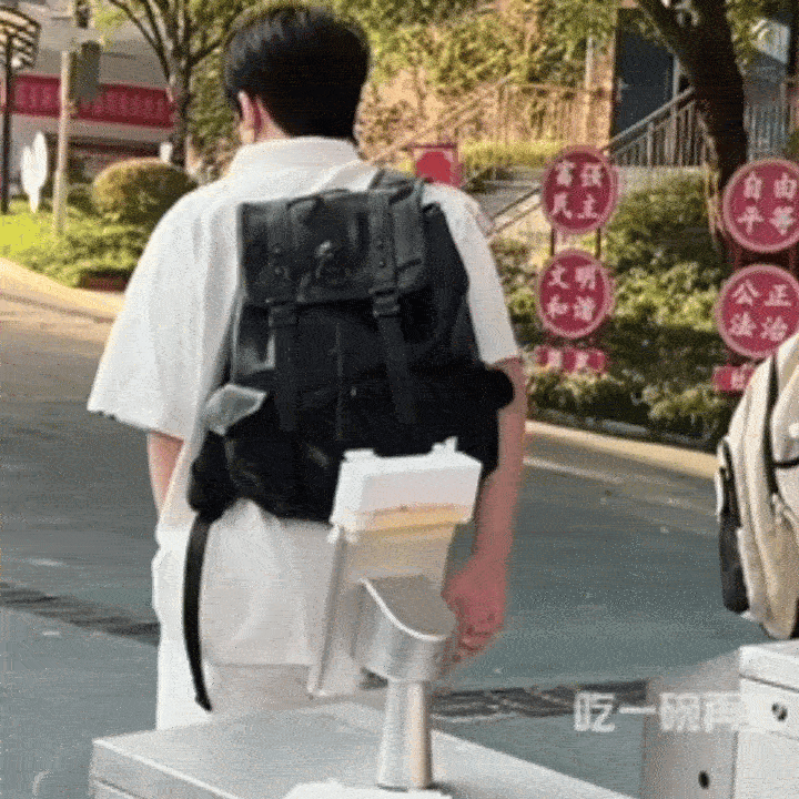 用这种猪崽子不舍窝的眼神回头看送他去新学校的妈妈 ​​​
