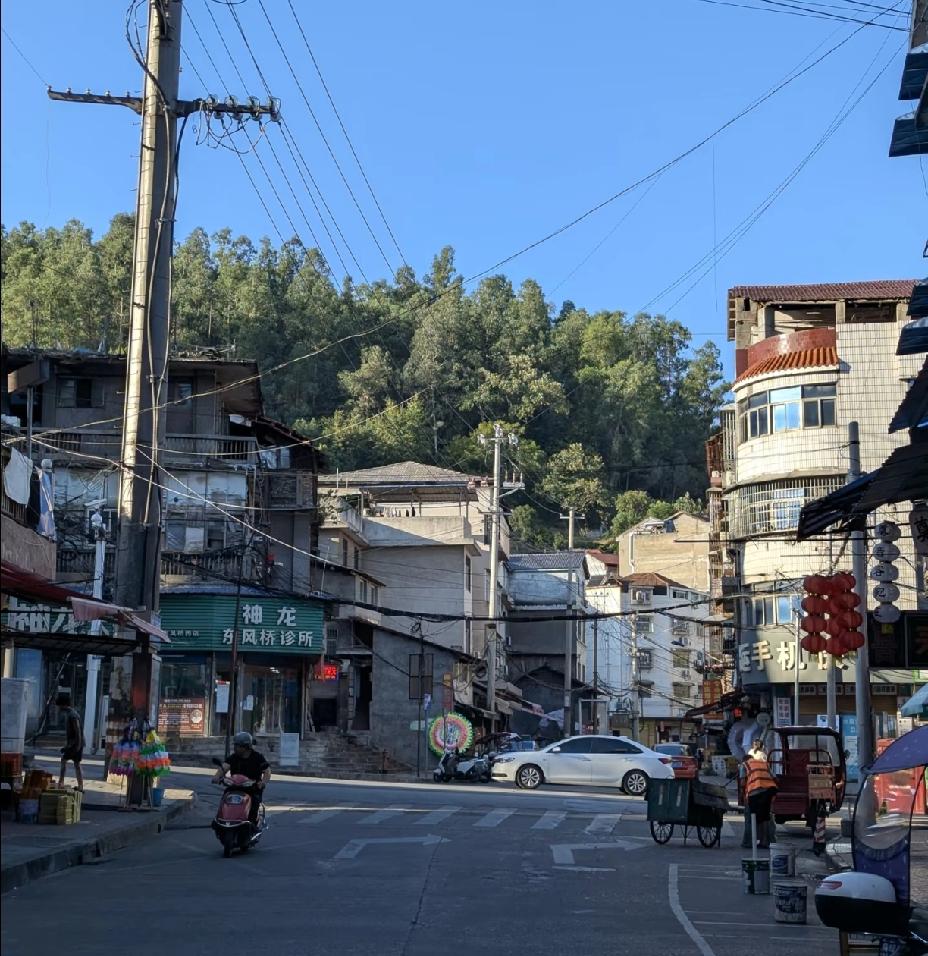 县城里公认的好工作梯队排行：
 
1、公检法及核心部门公务员：县城就业天花板
2