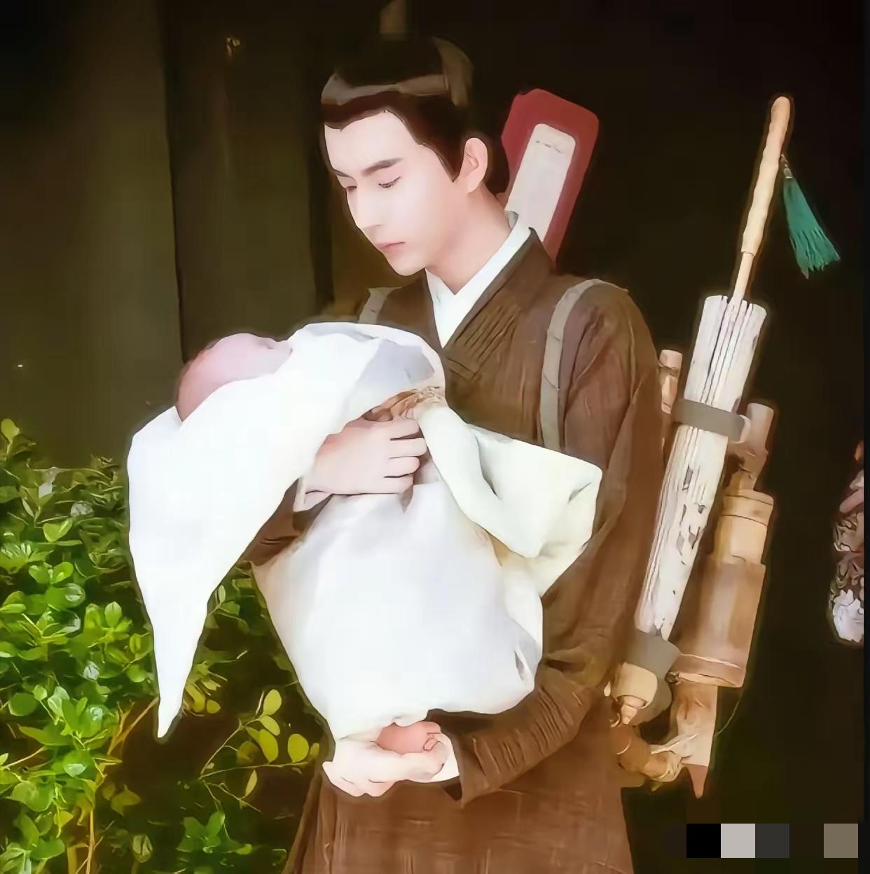 这张照片真的一眼破防！
男生右手抱着小婴儿，左手小心翼翼托住孩子的小脚丫，眼神温