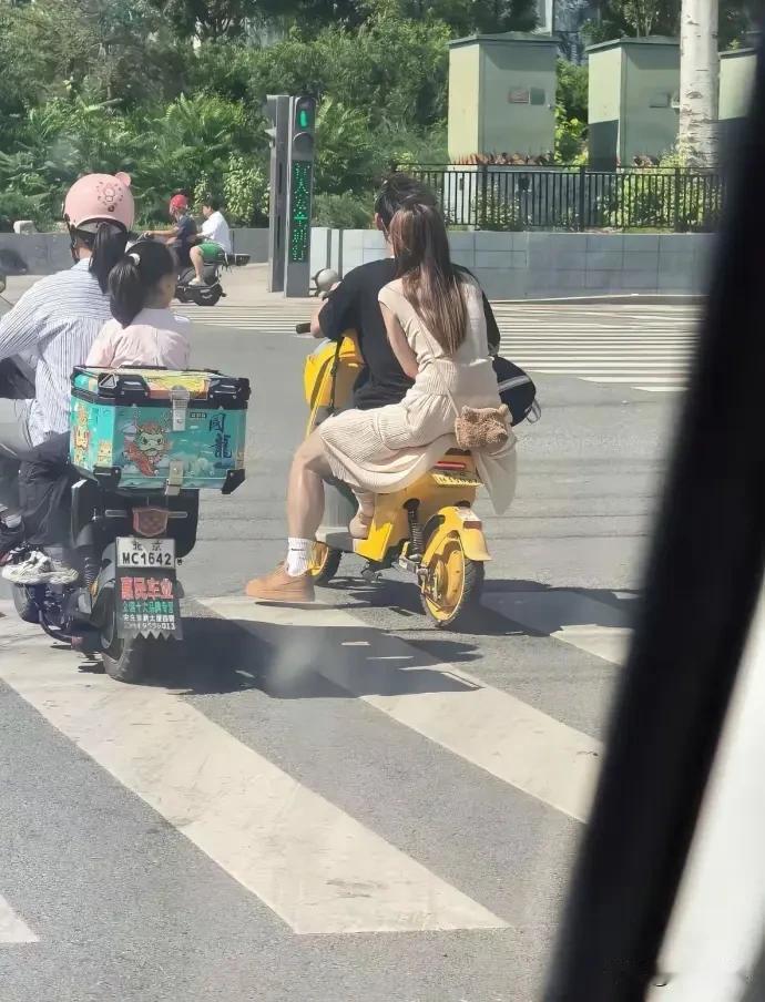 听说这张图片你不能仔细看！
因为你一旦仔细看…
你就会发现你回不去了，因为这是错